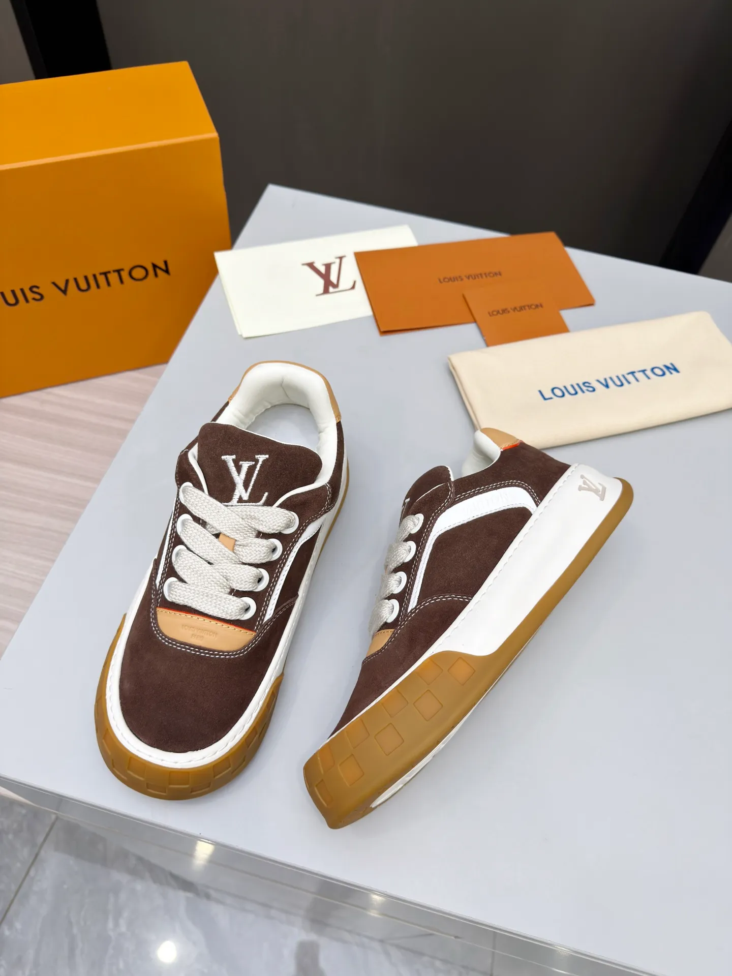 Men's men's shoes pP640! Top version LV-Louis Vuitton-classic catwalk new style, empty glue process·original 1:1 development and reproduction! ! The upper foot is very comfortable. It is made of luxurious materials and fine workmanship. The midsole is printed with English letters "Made in Europe". The upper is made of calfskin imported from Italy. The side is decorated with the brand's LOGO and signature. The latest latex foot pads and mesh lining make the foot feel super comfortable. The original two-color TPU combination outsole is specially provided by the original factory. Bag technology Goodyear stitched edges Fabric: Exclusive custom first-layer cowhide Accessories: Exclusive private model Vuitton logo, lining: Customized silk mesh lining - first-layer silk cowhide lining Outsole: TPU combination outsole wear-resistant, non-slip and anti-yellowing Foot pads: new latex pads-mesh sweat-absorbent Counter technology: fully computerized sewing machine wire drawing Toe box back cover Hot and cold shaping Full set of pull-top last with medium and low logo pattern Code number 39-45